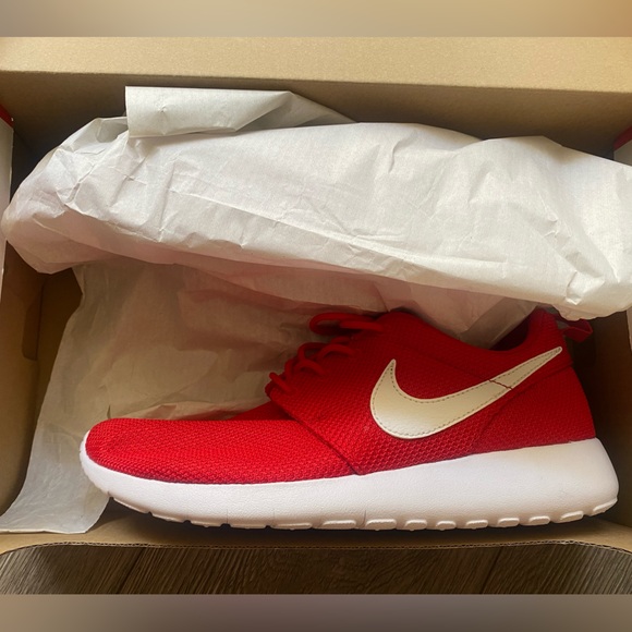 NIKE Red and White Roshe One Sneakers - Picture 2 of 7